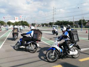 บริษัท SENDIT (THAILAND) CO.,LTD. ส่งพนักงานเข้าอบรมหลักสูตรขับขี่ปลอดภัย เพื่อให้พนักงานปฏิบัติหน้าที่ขับขี่รถจักรยานยนต์บริการลูกค้าได้อย่างปลอดภัย
